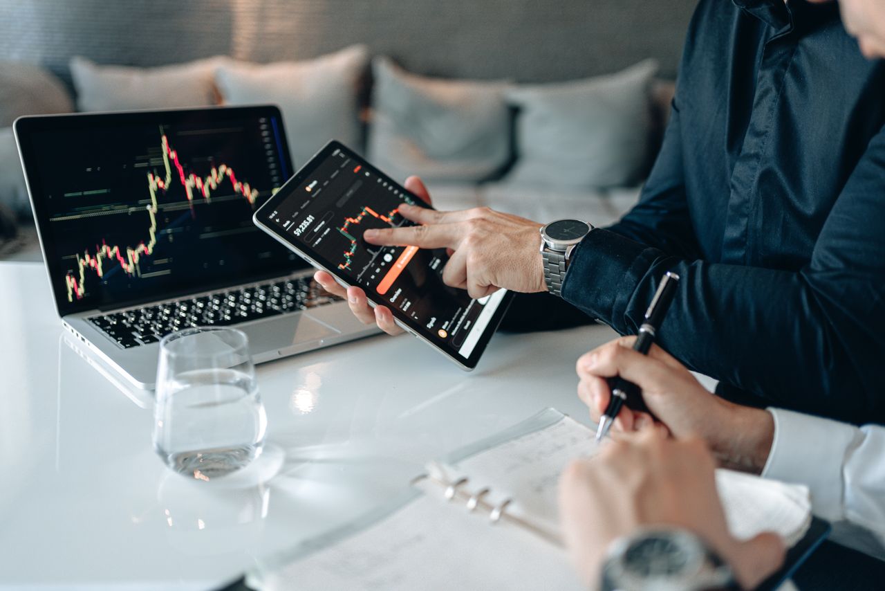 Home Profissionais analisando dados e tecnologia em ambiente corporativo