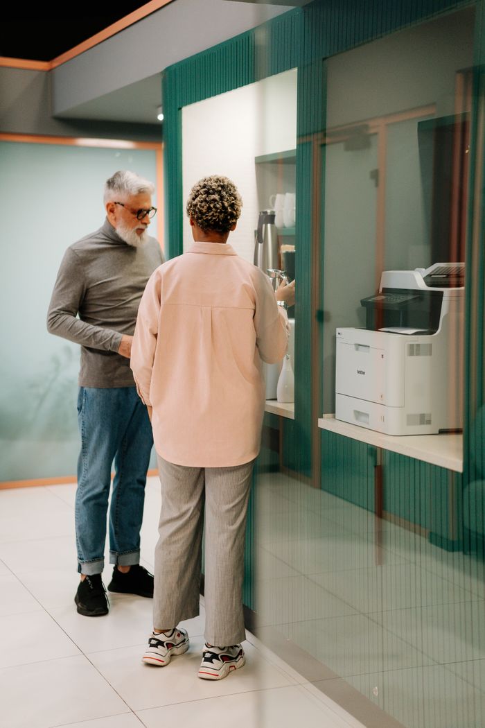 Profissionais em ambiente corporativo moderno