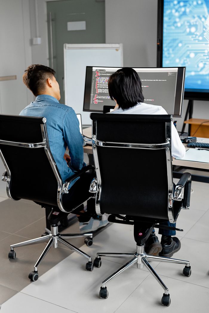 Home Equipe de tecnologia trabalhando em ambiente corporativo